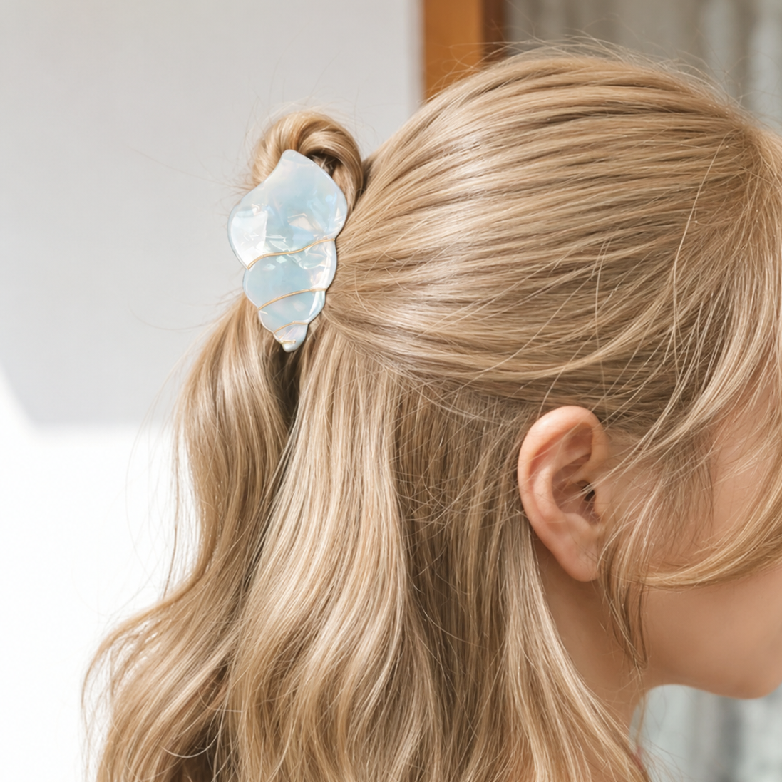 Shell Glow Hair Clip