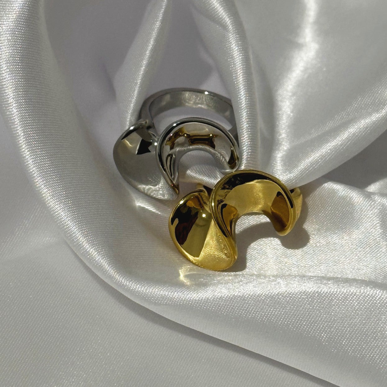 Fluid Curve Ring