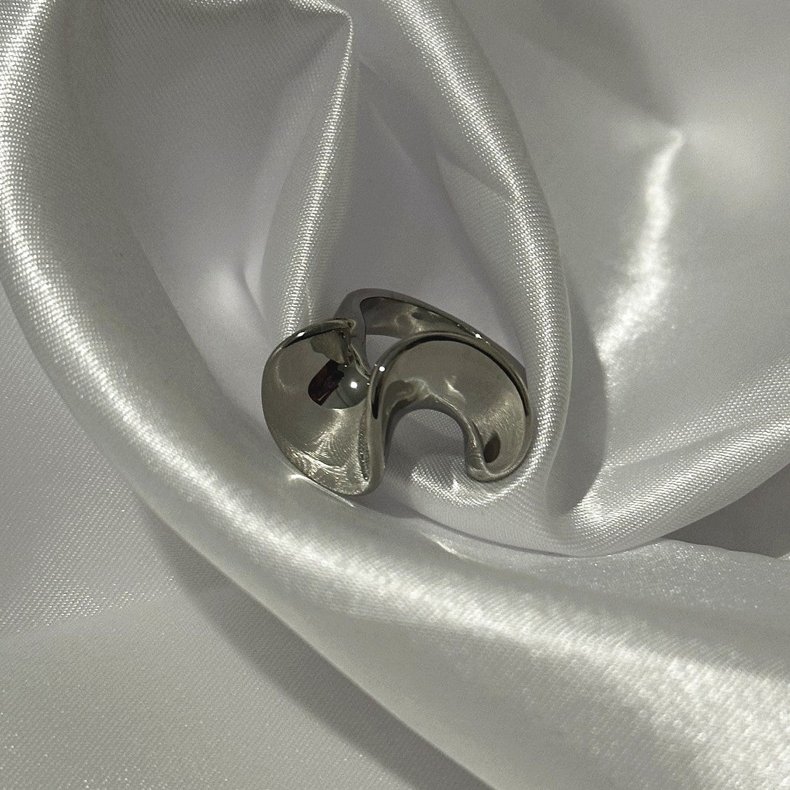 Fluid Curve Ring
